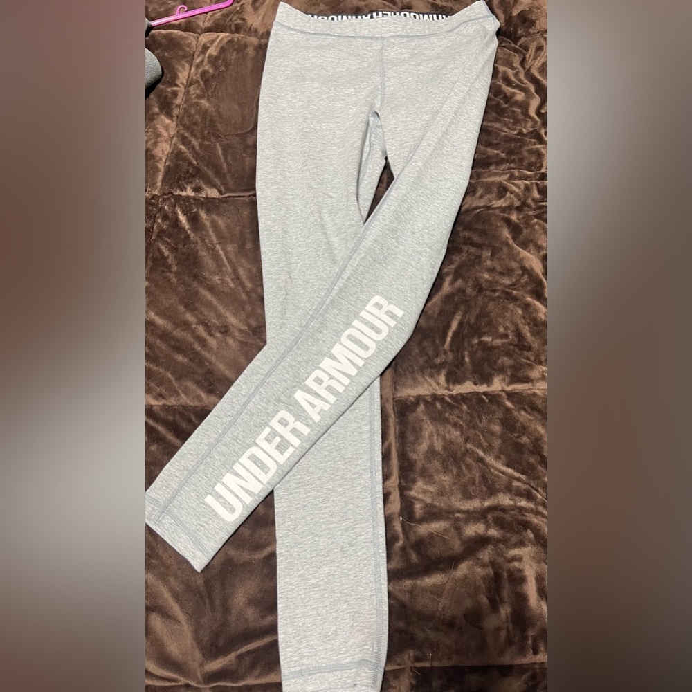 Under Armour charged light grey leggings. Size 25. Style# 1265417